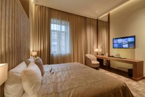 Ένα ή περισσότερα κρεβάτια σε δωμάτιο στο Hayasa Hotel Yerevan +94 φωτογραφίες