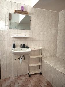 W łazience znajduje się umywalka i lustro. w obiekcie Cloud9 Lomé w mieście Lomé