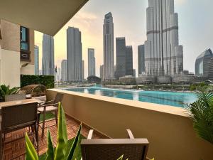 uma piscina no telhado de um edifício com um horizonte da cidade em Durrani Homes - Heaven On Earth- Burj Khalifa Fireworks em Dubai