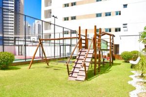 um parque infantil no telhado de um edifício em Condomínio Zaragoza no Parque Del Sol em Fortaleza