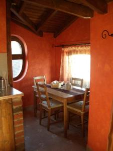 een eetkamer met een tafel en stoelen en een raam bij Marcsi Apartmanok in Hajdúszoboszló