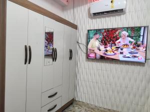 TV colgada en la pared de una habitación en Casa no centro da cidade en São Luís