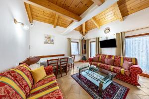 ein Wohnzimmer mit einem Sofa und einem Tisch in der Unterkunft Casa Felice Venas in Venas