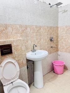 ein Bad mit einem WC und einem Waschbecken in der Unterkunft Sunrise hotel in Jalandhar