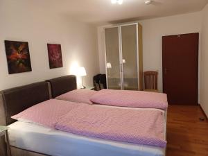 1 dormitorio con 2 camas con sábanas rosas en Appartement-Residenz Suite 10, en Bad Salzuflen