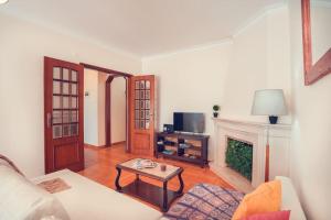 ein Wohnzimmer mit einem Sofa und einem Kamin in der Unterkunft Casa de Rana - Beach & City in Rana