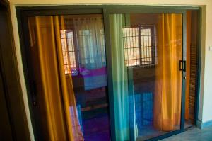 un grupo de puertas de cristal en una habitación en Chambre à proximité de l'aéroport., en Cotonou