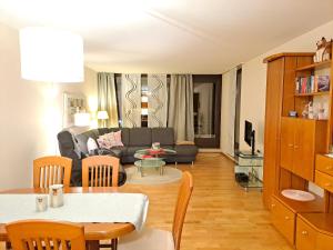 sala de estar con sofá y mesa en Appartement-Residenz Suite 10, en Bad Salzuflen
