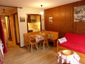 ル・グラン・ボルナンにあるAppartement Le Grand-Bornand, 1 pièce, 4 personnes - FR-1-241-29のリビングルーム(テーブル、赤いソファ付)