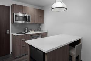 Hyatt House Lansing-University Area的厨房或小厨房