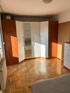 um quarto com um grande closet e piso em madeira em Apartment Pius Zagreb with the garage em Zagreb