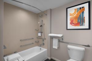 Hyatt House Lansing-University Area的一间浴室