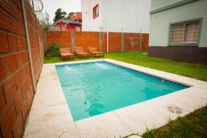 una piscina en el patio trasero de una casa en Hotel Complejo Del Carmen San Bernardo en San Bernardo