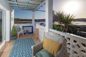 a balcony with chairs and a view of the ocean at Beachfront two bedrooms house Casa Toral in Majanicho