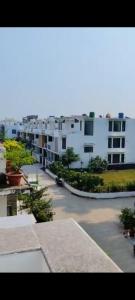 d'un balcon offrant une vue sur un complexe d'appartements. dans l'établissement Osho homes, à Lucknow