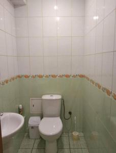 bagno con servizi igienici bianchi e lavandino di Однокомнатная квартира в центре города, Панфилова 80, Алматы a Almaty
