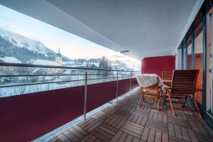 Un balcón con 2 sillas y vistas. en Appartementhaus Crystal by Schladming-Appartements, en Schladming
