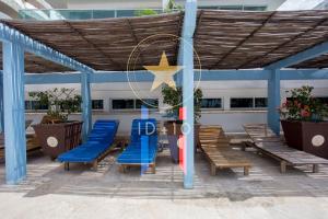 un gruppo di sedie blu e una stella su un patio di Condominio frente al mar con acceso directo a la playa Morros 922 a Cartagena de Indias