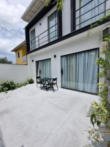 een patio met een bank voor een huis bij Casa.Km0 in Rio das Ostras