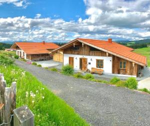 ein Haus am Straßenrand in der Unterkunft Apartment Sammerhof in Freyung