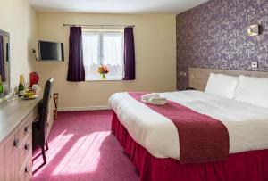 Säng eller sängar i ett rum på Hitchin Priory Hotel
