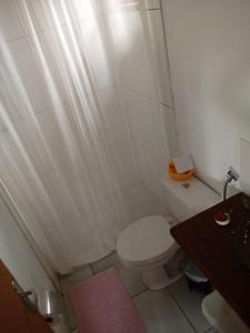 a small bathroom with a toilet and a sink at Chalé Nova Aurora in Alto Paraíso de Goiás