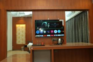 Televiisor ja/või meelelahutuskeskus majutusasutuses Hotel Sai D-lax
