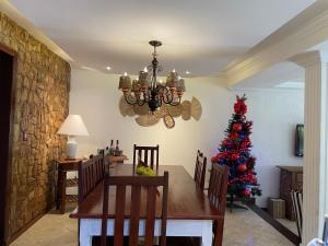 un comedor con una mesa y un árbol de Navidad en Casa em Cabo Frio, en Cabo Frío