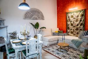 a living room with a couch and a table at Edificio ubicado en el centro de la ciudad dentro de la ciudad amurallada Edificio Ayos in Cartagena de Indias