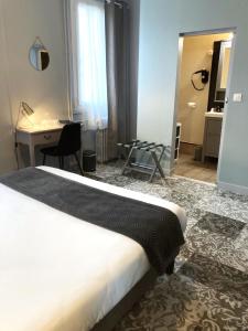 A bed or beds in a room at The Originals Boutique, Hôtel Victoria, Châtelaillon-Plage