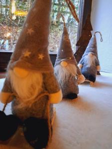 Drie knuffeldieren kijken uit een raam. bij Les Grands Chais in Ortho +47 foto's