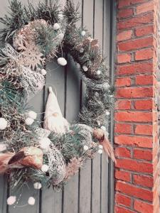 een kerstkrans op de deur van een huis bij Les Grands Chais in Ortho