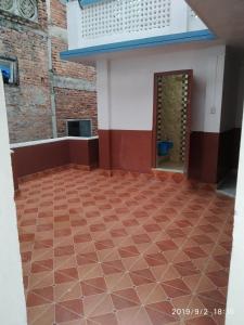 Zimmer mit Blick auf einen Fliesenboden in der Unterkunft Nirvaan Guest House (Hotel Bibidh) in Kathmandu
