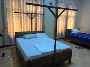 1 dormitorio con 2 camas en una habitación en J & S LUGALLA HOUSE, en Dar es Salaam