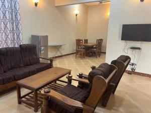 sala de estar con sofá y mesa en J & S LUGALLA HOUSE, en Dar es Salaam