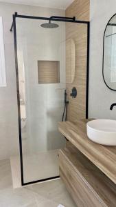 フリヒリアナにあるVilla Albertoのバスルーム(洗面台、ガラス張りのシャワー付)