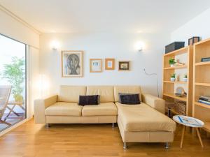 ein Wohnzimmer mit einem Sofa und einem Tisch in der Unterkunft Lovely Peaceful Home By CanariasGetaway in San Agustín