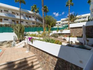Blick auf das Resort vom Pool aus in der Unterkunft Lovely Peaceful Home By CanariasGetaway in San Agustín