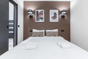 Un pat sau paturi într-o cameră la HSH Parmentier-Couronnes I Appartement Design 6P-2BR