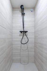 łazienka z prysznicem z głowicą prysznicową w obiekcie HSH Parmentier-Couronnes I Appartement Design 6P-2BR w Paryżu