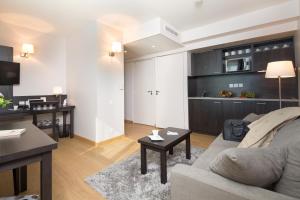 un salon avec un canapé et une table dans l'établissement Seven Urban Suites Nantes Centre, à Nantes