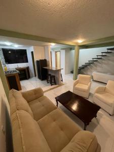 ein Wohnzimmer mit einem Sofa, Stühlen und einem Tisch in der Unterkunft Pousada Ilha da Magia in Florianópolis