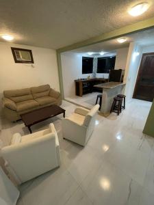sala de estar con sofá, sillas y mesa en Pousada Ilha da Magia, en Florianópolis