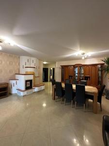ein Wohnzimmer mit einem Tisch und Stühlen sowie eine Küche in der Unterkunft Apartment - Pension Marianna in Rust