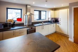 Kuchyň nebo kuchyňský kout v ubytování The Boat House Apartment by Cliftonvalley Apartments + 31 fotografií