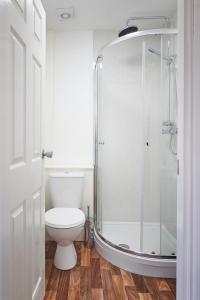 Ein Badezimmer in der Unterkunft ShortstayMK Northleigh House spacious home 6 bedrooms 5 bathrooms BT sports and Sky