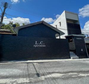 a building with the words lc departments painted on it at L.C. Apartments in Lamai