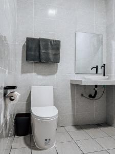 L.C. Apartments tesisinde bir banyo