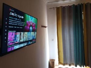 TV a/nebo společenská místnost v ubytování Jambo Kendwa Villa