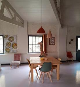 comedor con mesa de madera y sillas en Holiday Loft 58, en Arbois